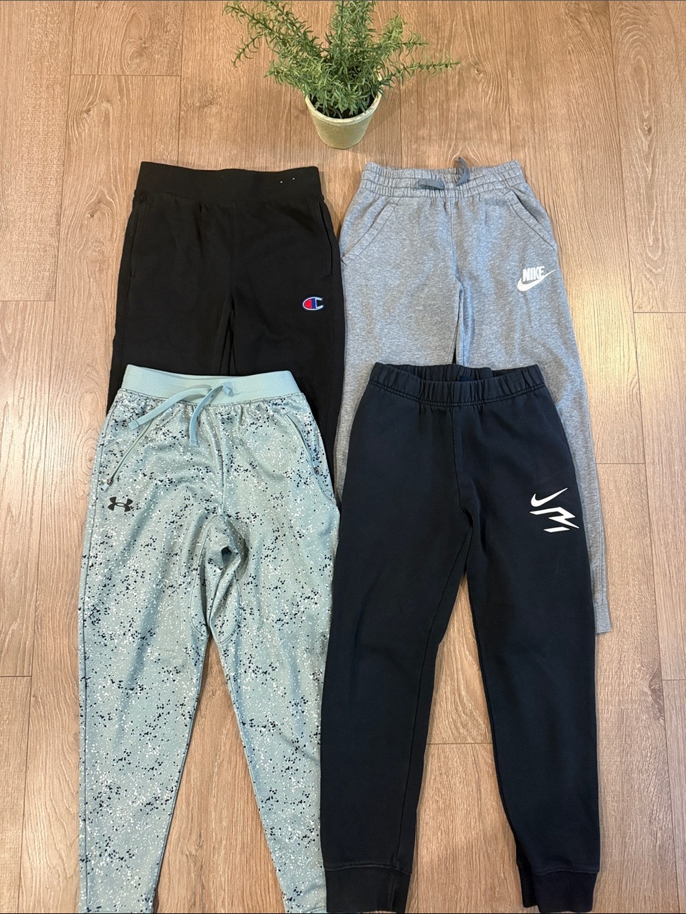 ((4 PIECE)) NIKE UNDER ARMOUR CHAMPION BOYS SWEATPANTS JOGGER BUNDLE EUC SIZE MD